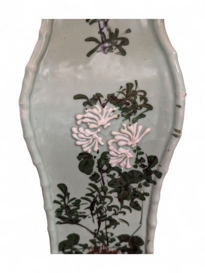 Paire de vases en porcelaine avec des fûts...