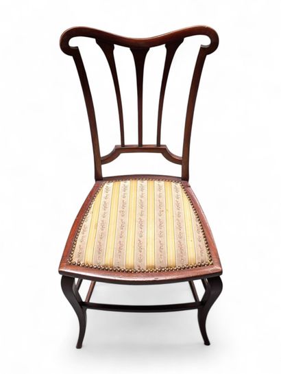 Chaise de chambre en acajou mouluré, à dossier...