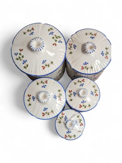 Suite de 5 pots à épices en porcelaine à...