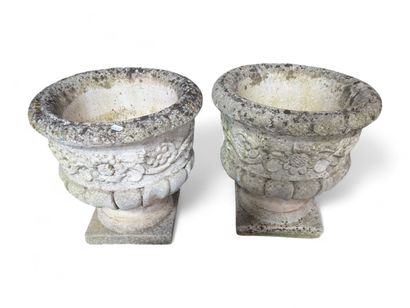 Paire de pots de jardin de forme Médicis...