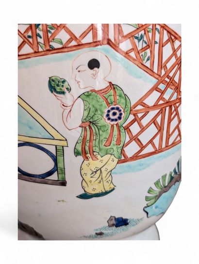 Vase globulaire en porcelaine à décor dit...