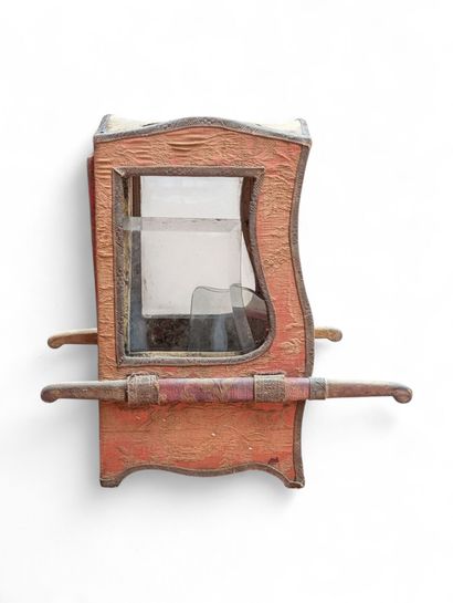 Petite vitrine à poser imitant une chaise...