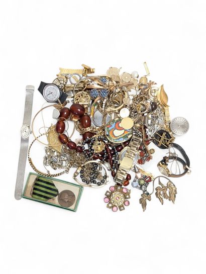Coffret contenant une collection de bijoux...