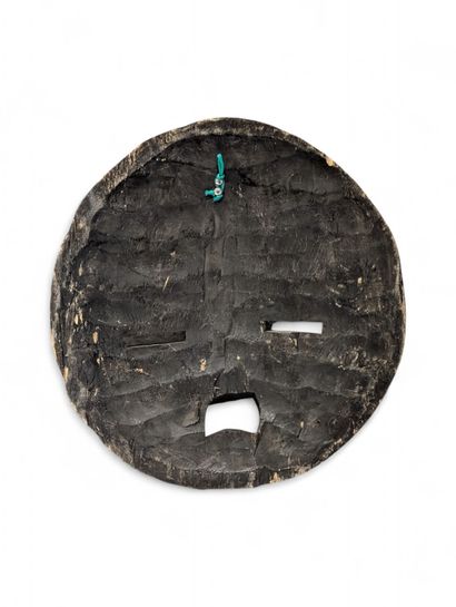 Masque en bois sculpté de forme circulaire...