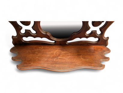 Étagère d'applique en acajou mouluré et sculpté....