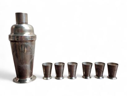 Shaker et ses six verres à cocktail en métal...