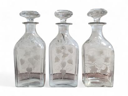 Suite de trois carafes en cristal moulé à...