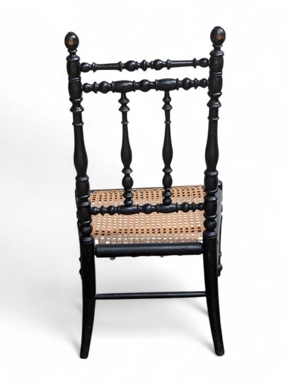 Chaise pour enfant en bois noirci tourné....