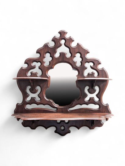 Étagère d'applique en acajou mouluré et sculpté....