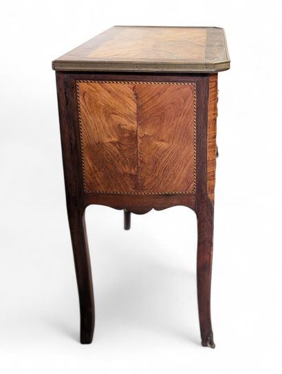 Petite commode sauteuse en marqueterie de...
