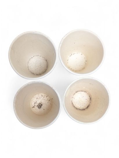 Suite de quatre gobelets en faïence à décor...