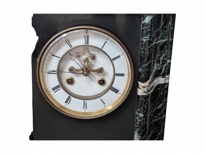 Importante pendule borne en marbre noir et...