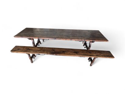 Grande table de communauté et ses deux bancs...