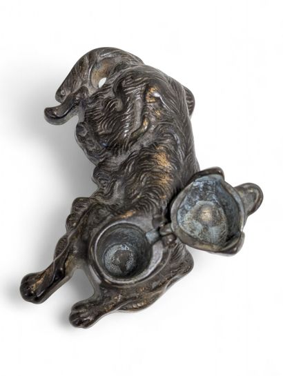 Encrier d'école en bronze à décor en ronde...