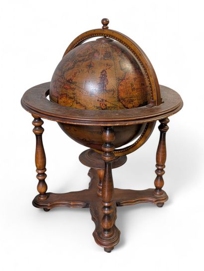 Globe terrestre formant meuble bar en chêne...