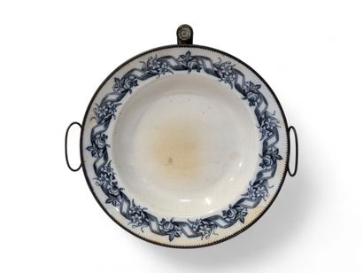 Grand plat à soupe ou à bouillie en métal...
