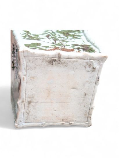Paire de vases en porcelaine avec des fûts...