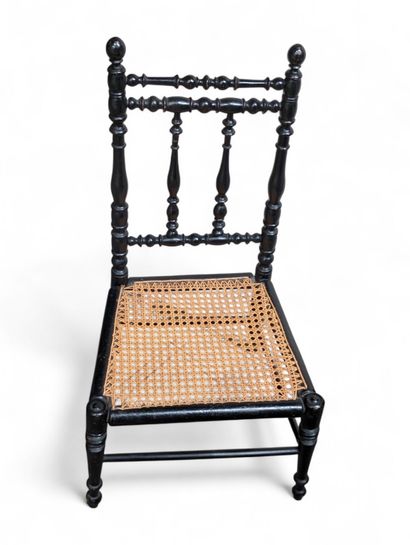 Chaise pour enfant en bois noirci tourné....