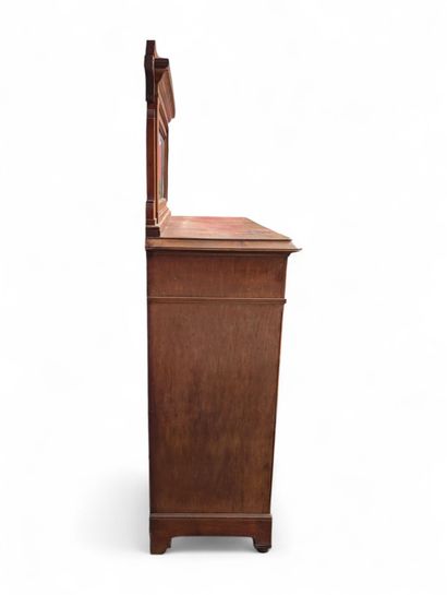 Buffet dressoir en chêne mouluré et sculpté....