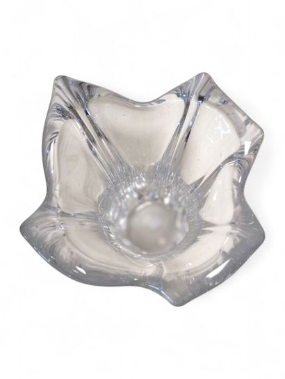 VANNES
Vase tulipe en cristal, la base ajourée...