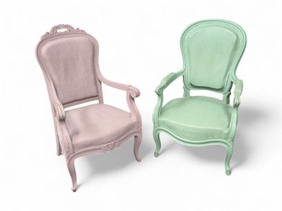 Réunion de trois fauteuils en chêne peint,...