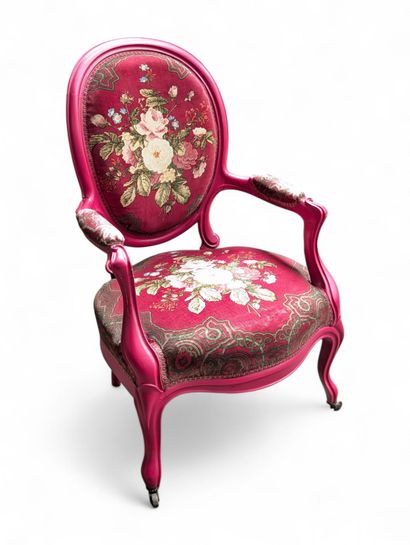 Fauteuil à dossier médaillon en bois entièrement...