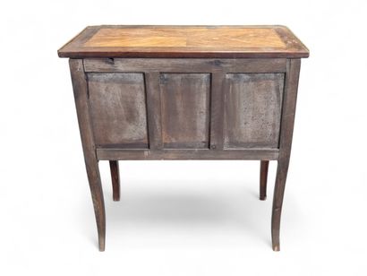 Petite commode sauteuse en marqueterie de...