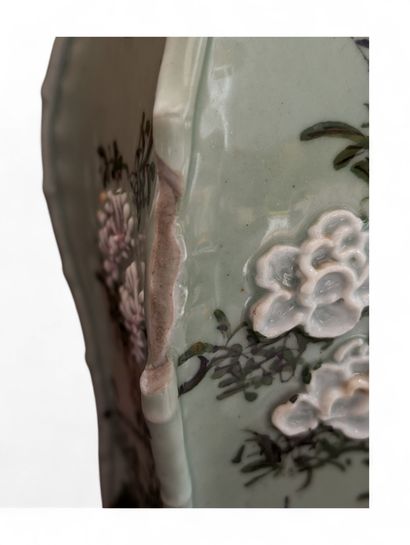 Paire de vases en porcelaine avec des fûts...