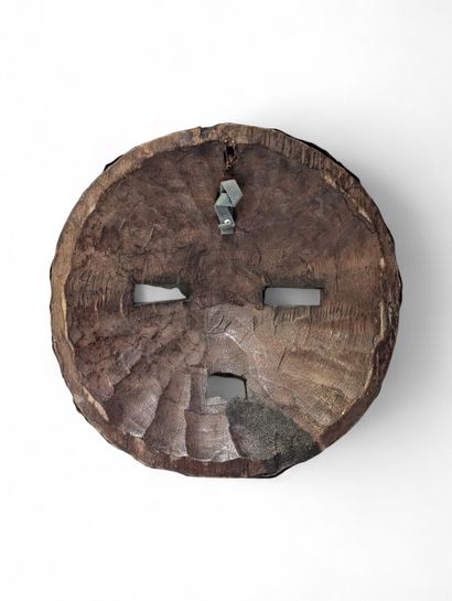 Masque en bois sculpté de forme circulaire...