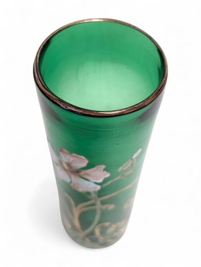Vase tubulaire en verre de couleur verte...