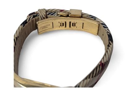 BURBERRY - Modèle BU1096
Montre bracelet...