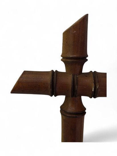 Miroir cadre en bambou sculpté à décor d'écoinçons...
