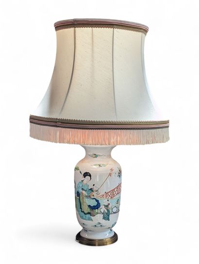 Vase globulaire en porcelaine à décor dit...