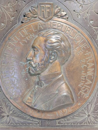 Médaillon rond en bronze à décor en bas-relief...