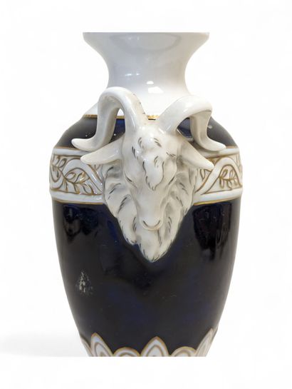 ROYAL DUX BOHEMIA
Vase en porcelaine à deux...