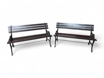 Paire de bancs de jardin en lames de bois...