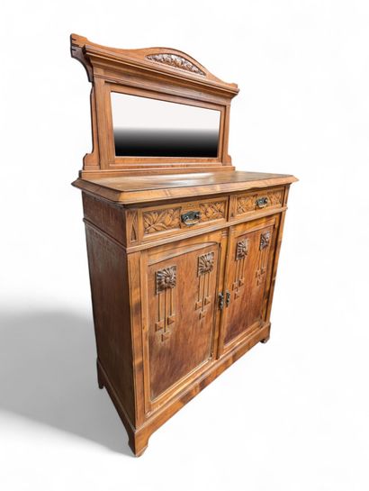 Buffet dressoir en chêne mouluré et sculpté....