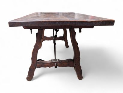 Table de ferme en chêne mouluré reposant...