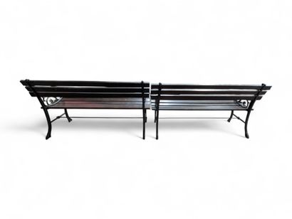 Paire de bancs de jardin en lames de bois...