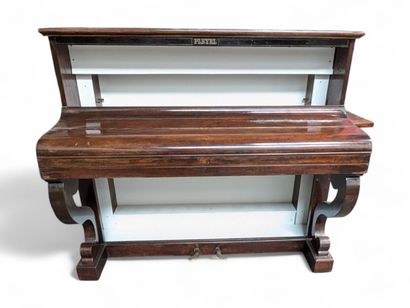 Piano droit en palissandre de marque PLEYEL,...