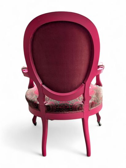 Fauteuil à dossier médaillon en bois entièrement...