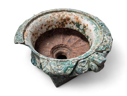 Paire de vases de jardin à anses en fonte...
