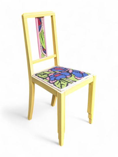 Chaise en bois entièrement relaqué jaune...