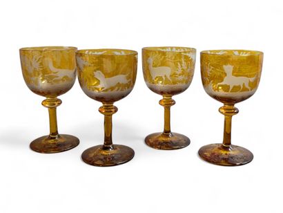 Suite de 4 verres à liqueur en verre overlay...