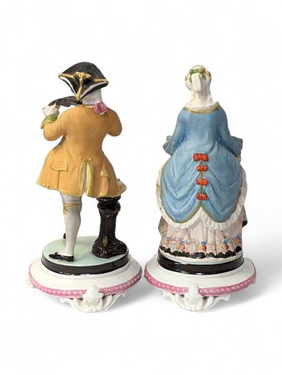 Réunion de deux sujets en biscuit polychrome...
