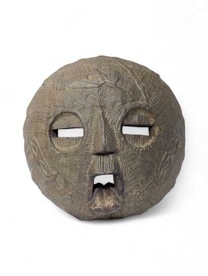 Masque en bois sculpté de forme circulaire...
