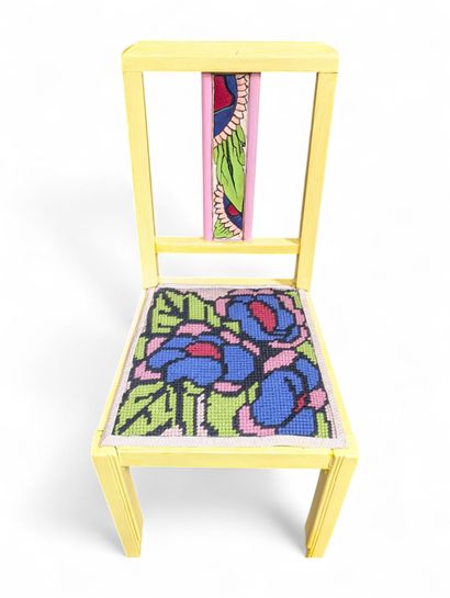 Chaise en bois entièrement relaqué jaune...
