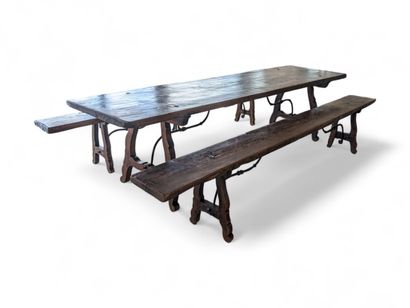 Grande table de communauté et ses deux bancs...