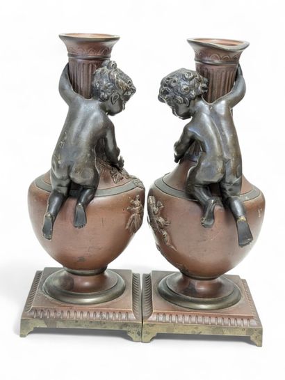 Paire de petites cassolettes en bronze à...