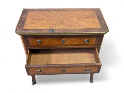 Petite commode sauteuse en marqueterie de...